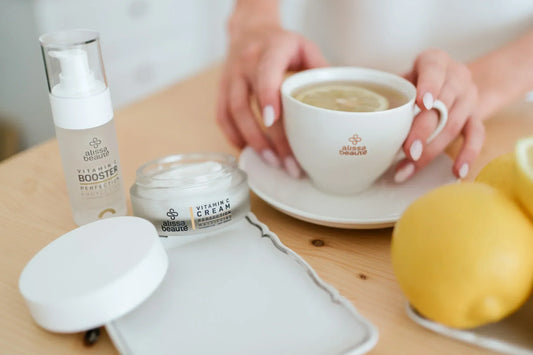 imagine cu o cana de ceai cu lamaie langa doua produse alissa beaute cu vitamina c pentru ten matur