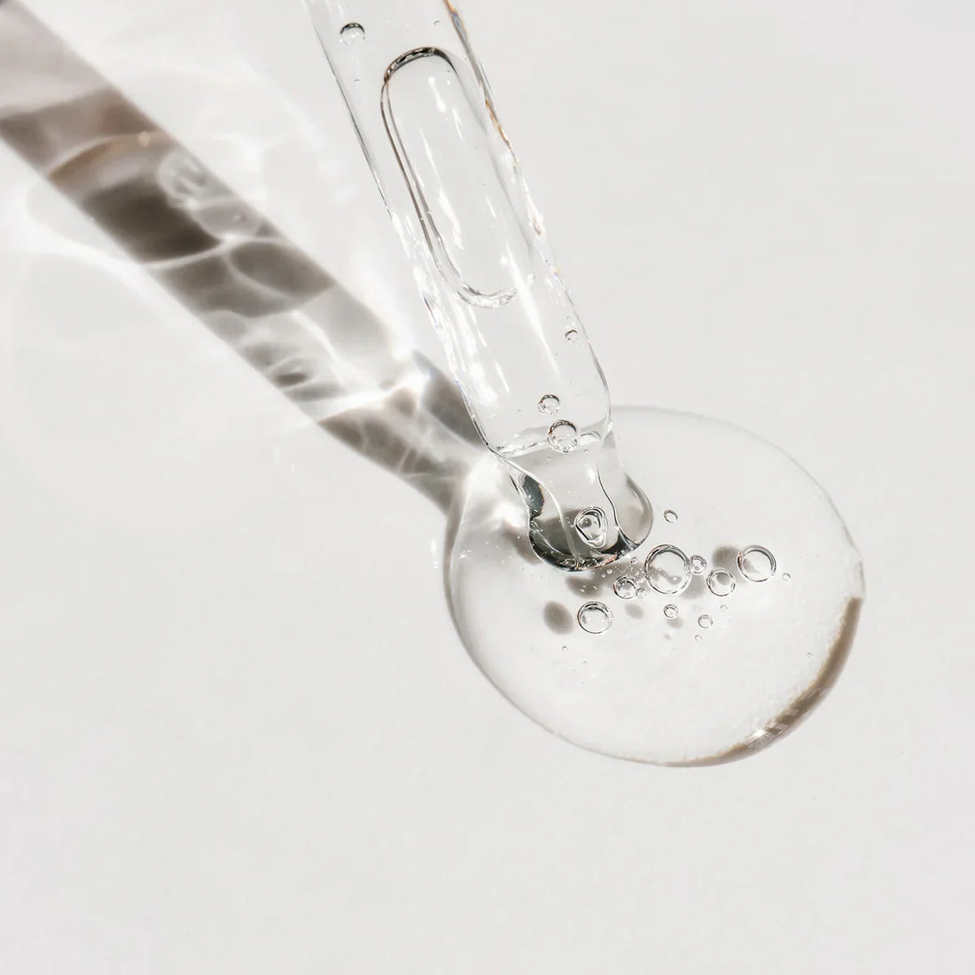 Acid hialuronic în cosmetice: ce tipuri există și cum alegi serul potrivit