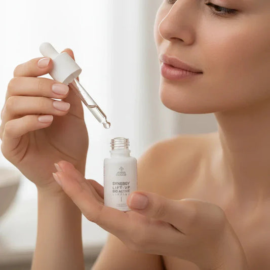 Femeie aplicând ser cu pipetă în rutina zilnică de îngrijire a tenului – skincare pentru ten sănătos și echilibrat