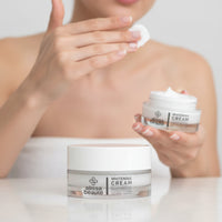 Cremă iluminatoare cu SPF30 pentru reducerea petelor pigmentare, uniformizarea tonului și protecție zilnică UV.