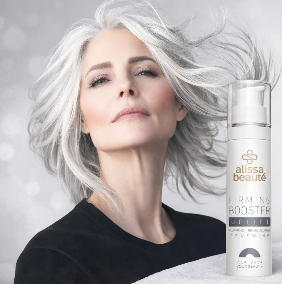 Femeie cu ten matur aplicând Firming Booster Alissa Beauté pe pomeți, flacon gri cu pompă ținut în mână stângă. Booster anti-rid cu exosomi AC ExoTone și efect blurring vizibil imediat, linia UPLIFT.