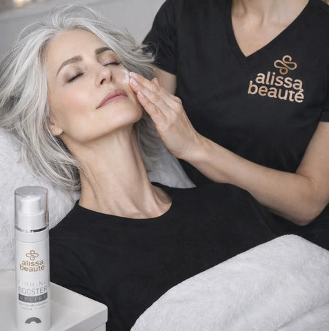 cosmetician aplicand Firming Booster Alissa Beauté pe pomeții unei femei cu par argintiu tratament profesional skincare