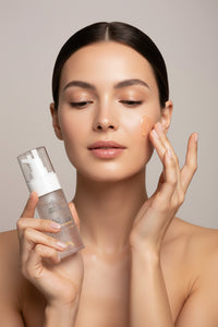 Ser profesional cu acid hialuronic pentru lifting, hidratare intensă și fermitate. Reduce ridurile și îmbunătățește elasticitatea pielii. Alissa Beaute