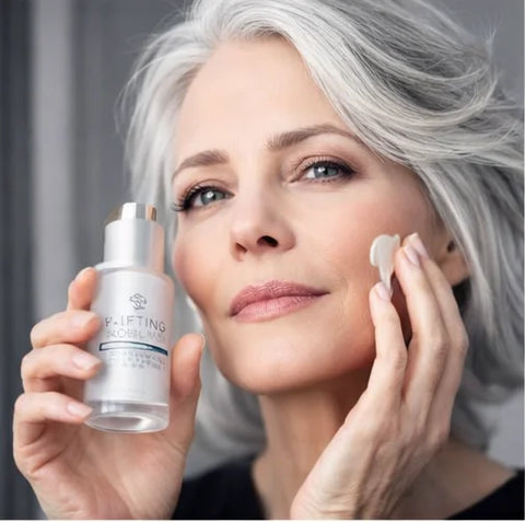Femeie aplicând V-Lifting Serum Alissa Beauté cu vârfurile degetelor pe obraz, flacon alb cu pompă vizibil în mână. Ser concentrat cu colagen vegan și acid hialuronic 5 forme, linia UPLIFT.