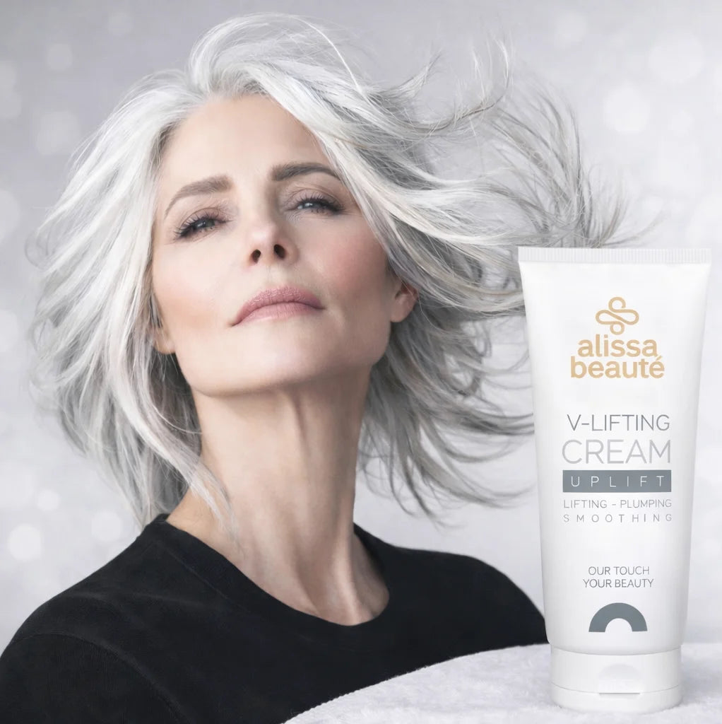 Femeie cu păr argintiu atingând ușor obrajii după aplicarea V-Lifting Cream Alissa Beauté pe obraz