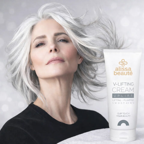 Femeie cu păr argintiu atingând ușor obrajii după aplicarea V-Lifting Cream Alissa Beauté pe obraz
